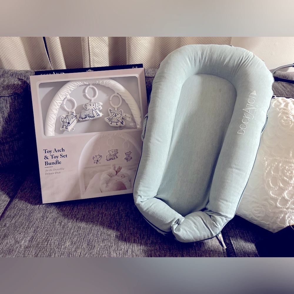 DockATot Deluxe+ with Toy Arch and Play Set